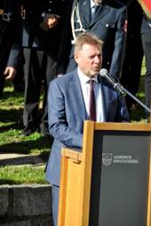 Ein Bild, das Person, Kleidung, drau�en, Beerdigung enth�lt.

Automatisch generierte Beschreibung