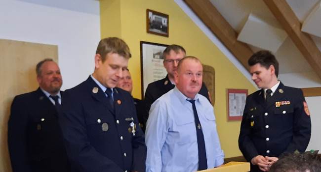 Ein Bild, das Kleidung, Person, Menschliches Gesicht, Im Haus enth�lt.

Automatisch generierte Beschreibung