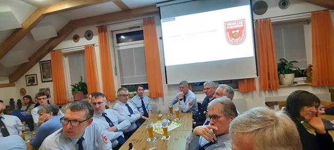 Ein Bild, das Kleidung, Mann, Person, Im Haus enth�lt.

Automatisch generierte Beschreibung