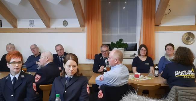 Ein Bild, das Kleidung, Person, Mann, Menschliches Gesicht enth�lt.

Automatisch generierte Beschreibung