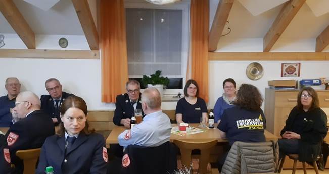 Ein Bild, das Kleidung, Person, Menschliches Gesicht, Mobiliar enth�lt.

Automatisch generierte Beschreibung