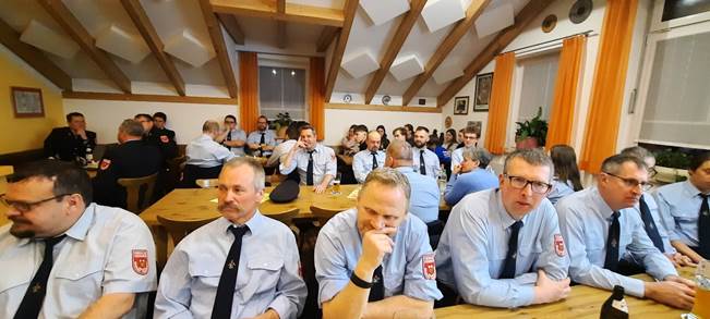 Ein Bild, das Kleidung, Person, Mann, Im Haus enth�lt.

Automatisch generierte Beschreibung