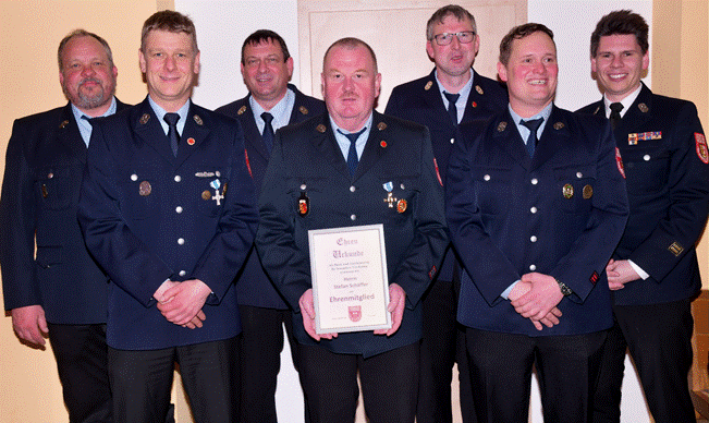 Ein Bild, das Person, L�cheln, Funktionstr�ger, Menschliches Gesicht enth�lt.

Automatisch generierte Beschreibung